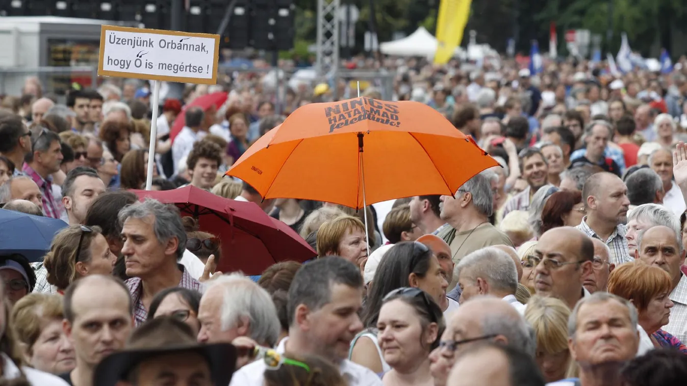 Ma is százak vonulhatnak utcára