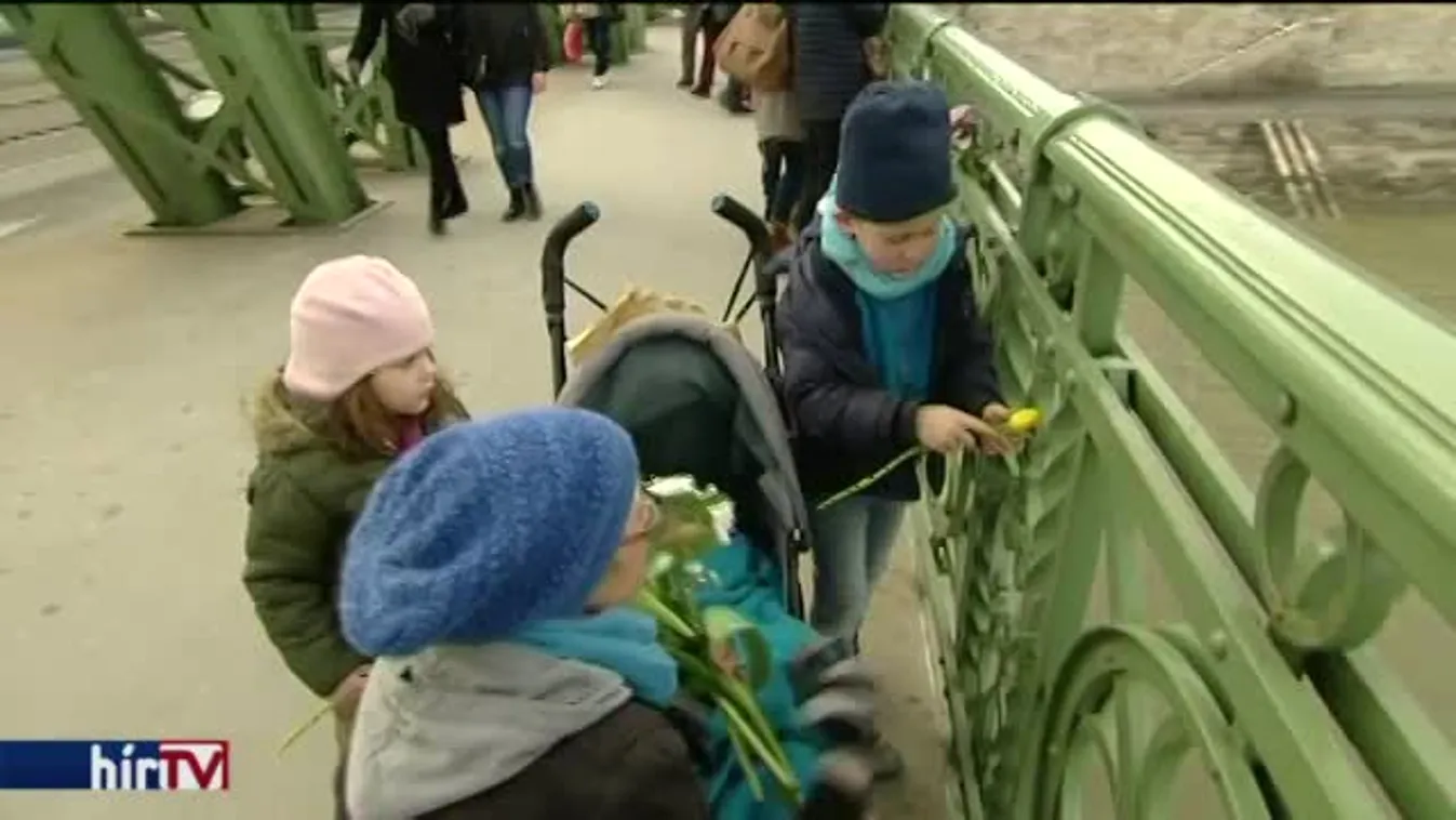A hála virágaival demonstráltak Geréb Ágnes mellett
