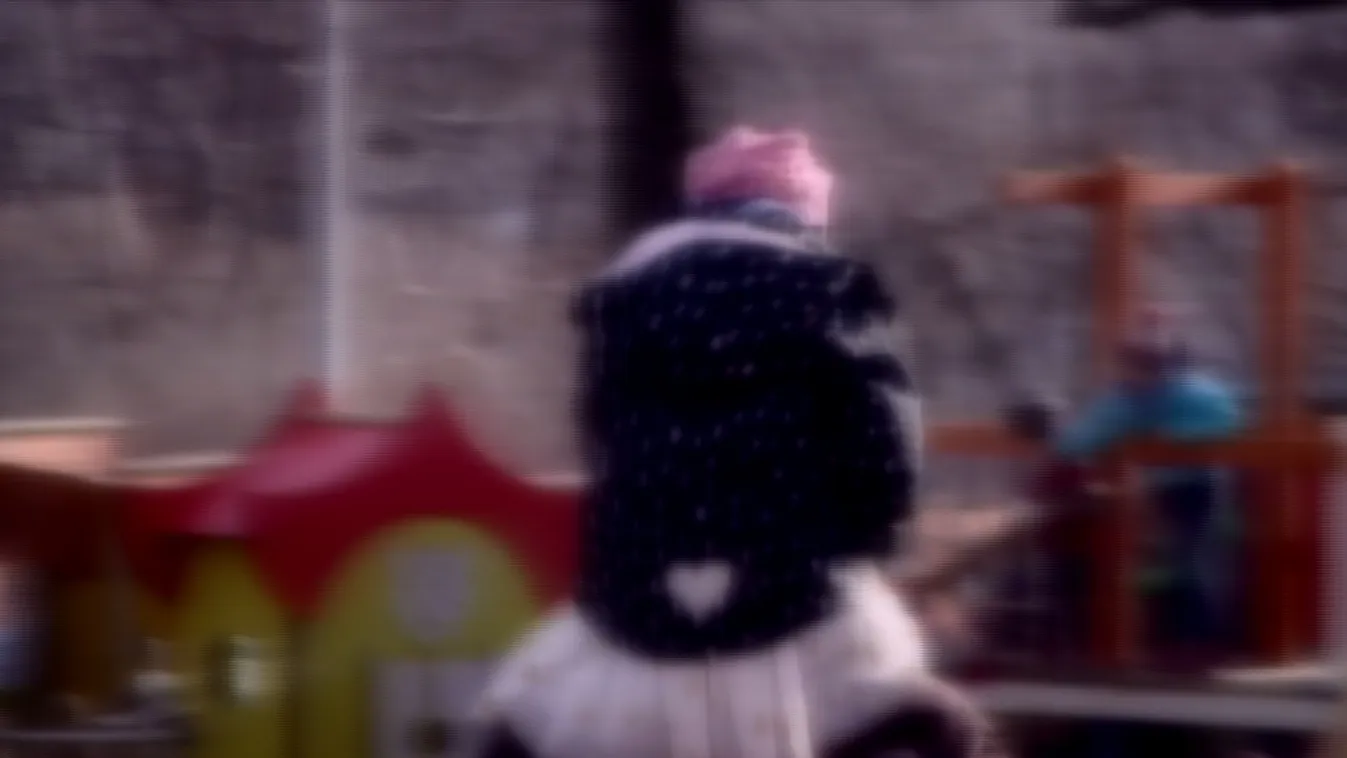 Két kislánynak mutogatta magát a cukrosbácsi