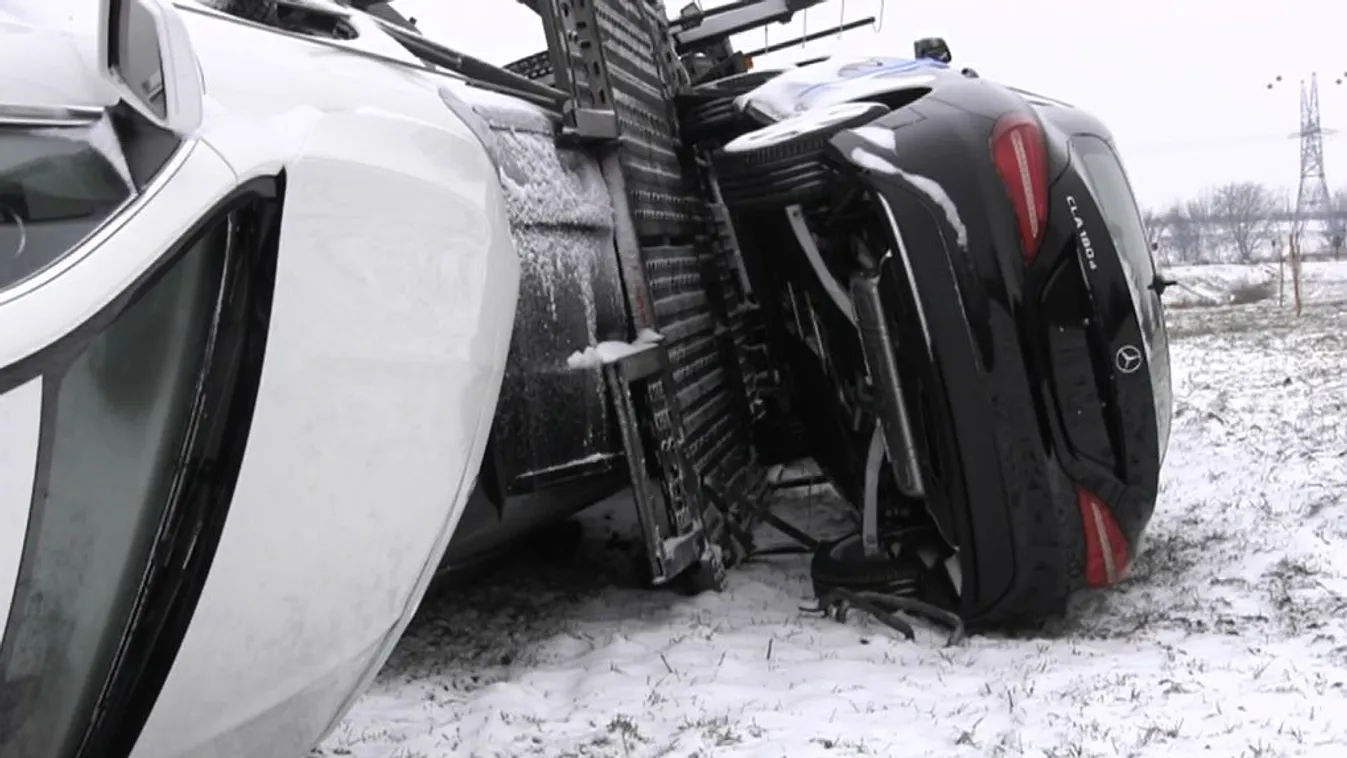 Luxusautókat szállító kamion borult az árokba