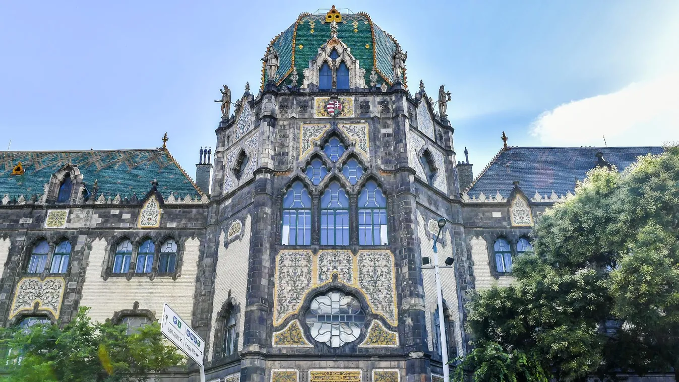 Évek óta életveszélyes az Iparművészeti Múzeum homlokzata