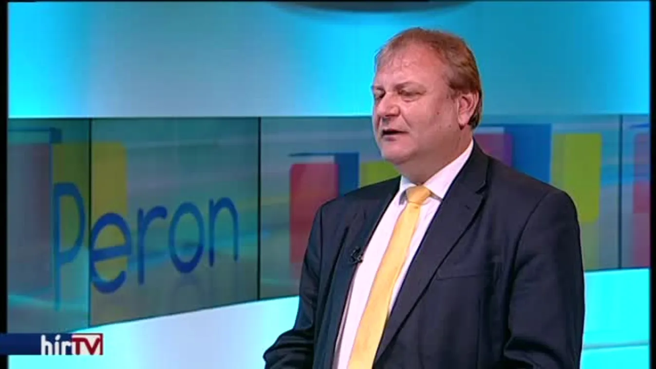 A Peronon Hiller István, az MSZP választmányi elnöke.