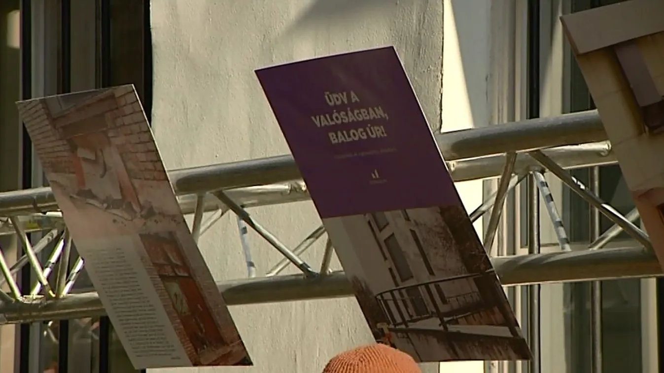 Rendhagyó tárlattal üzent Balog Zoltánnak a Momentum