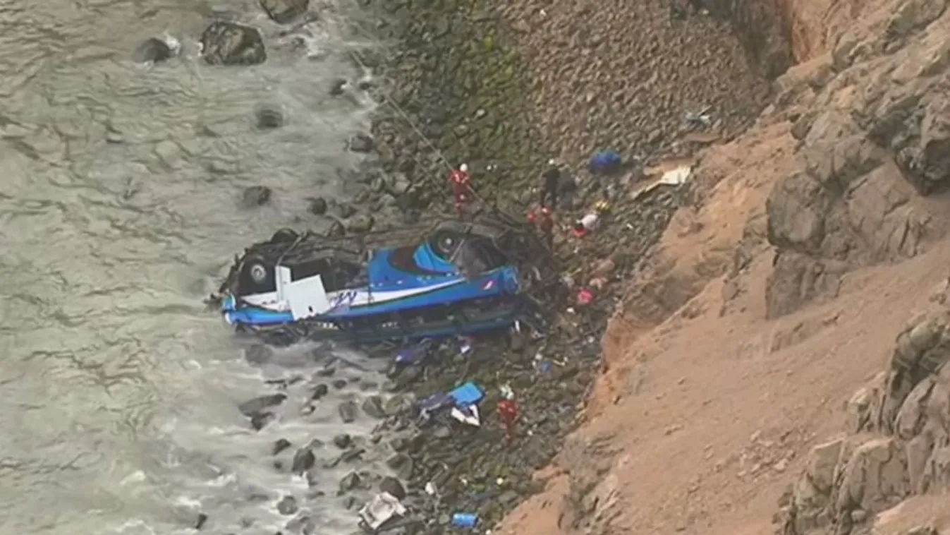 Szakadékba zuhant egy busz, sok a halott