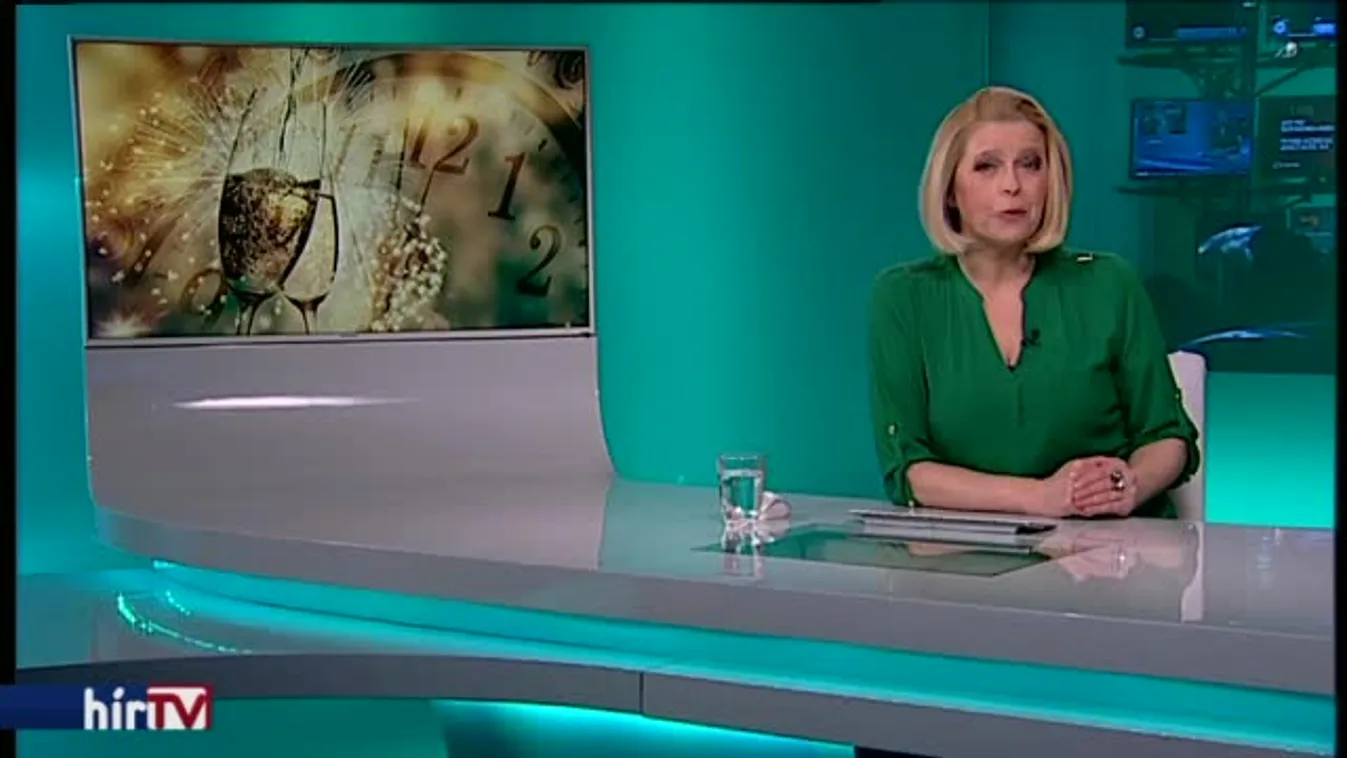 Százak fürdőztek újévkor a Balatonban