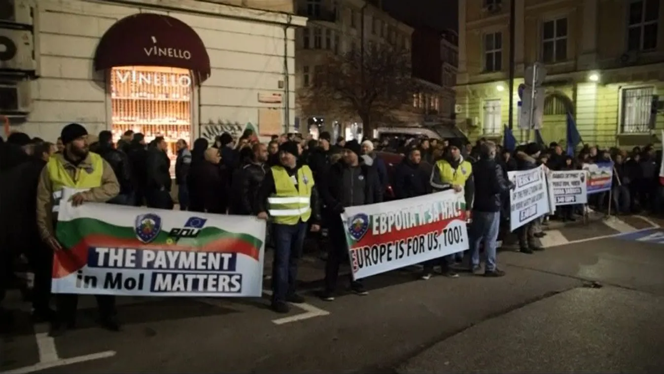 Ezrek mentek utcára az alacsony bérek és a korrupció miatt