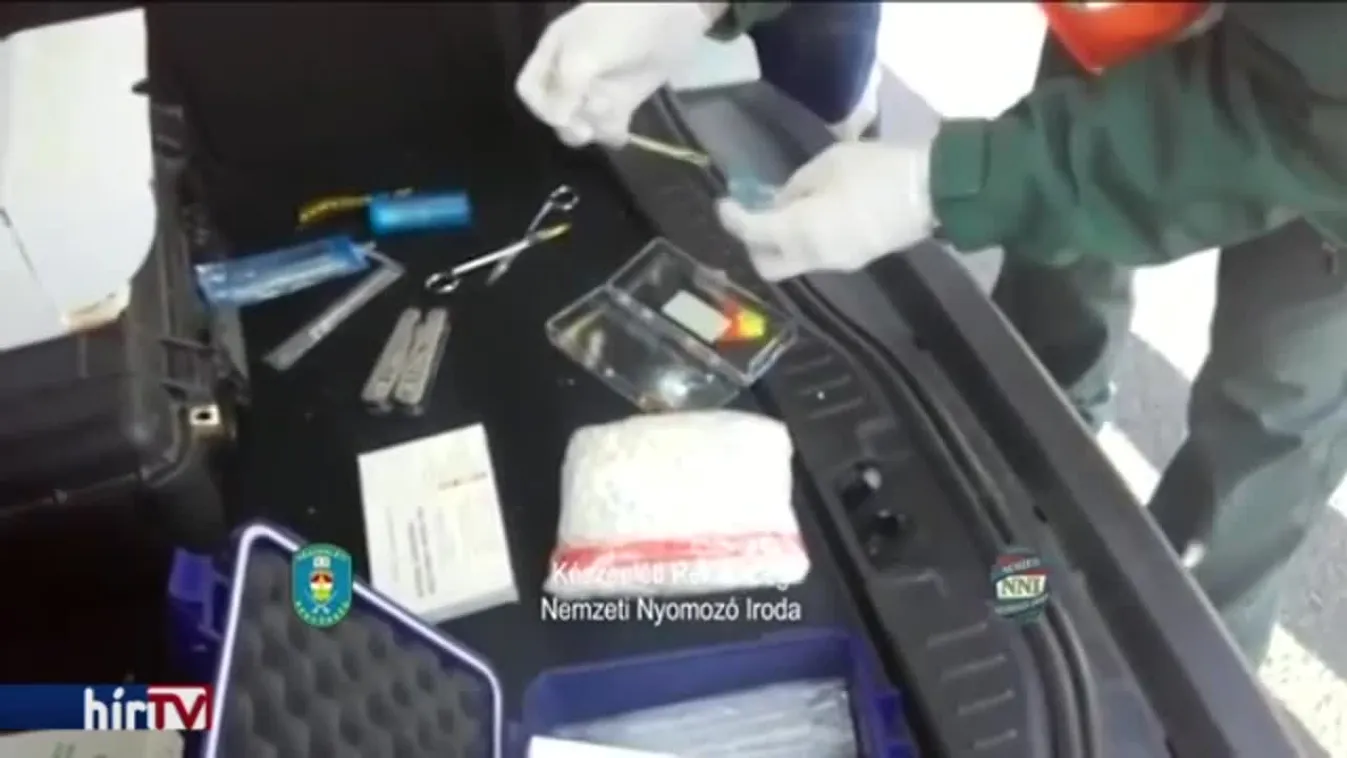 62 kiló fehér tabletta került elő a csomagtartóból