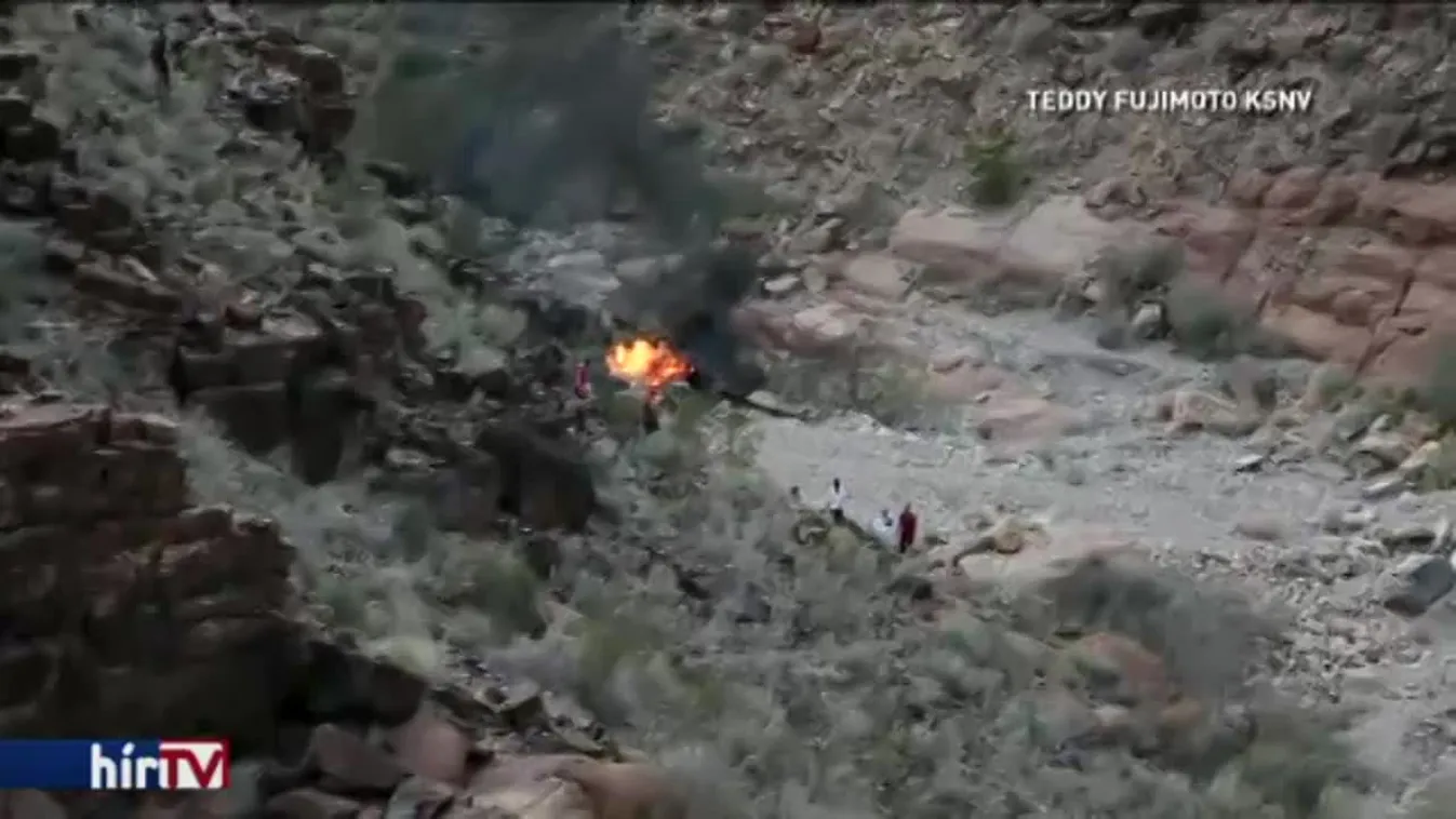A Grand Canyonba zuhant egy túrahelikopter