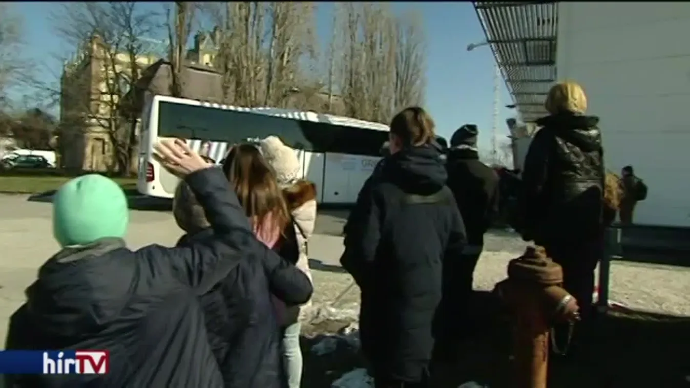 Százak fogadták az aranyérmes gyorskorcsolya-váltót Budapesten