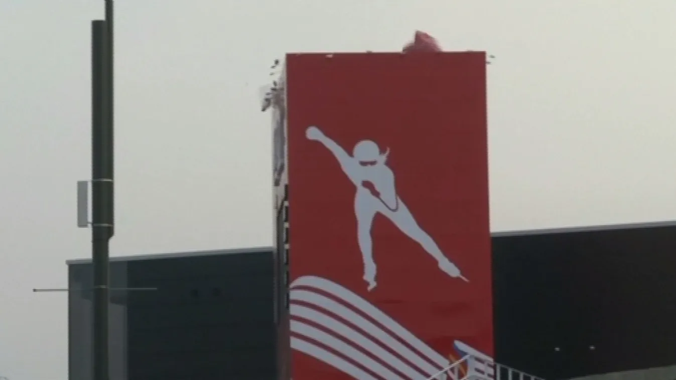 A sátrakat és a nézőket is dobálja a szél az olimpián