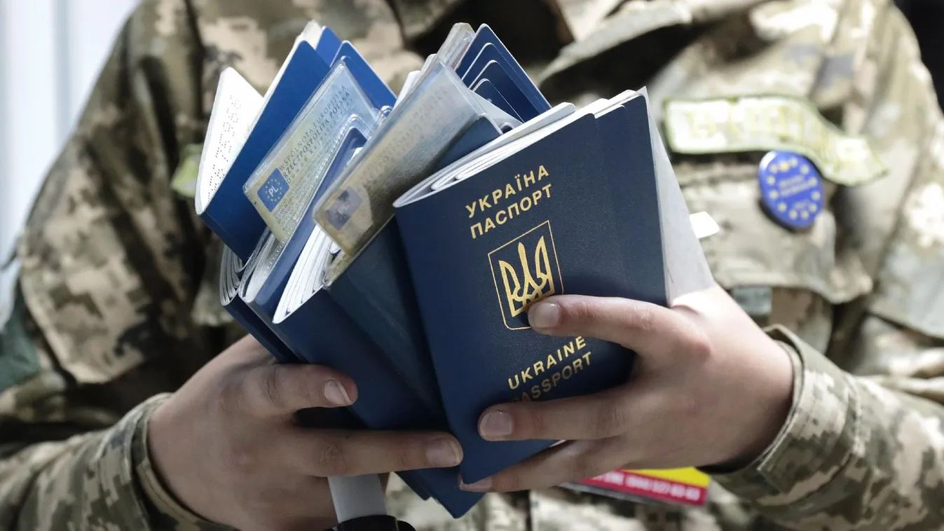 Hivatali alkalmazottak gyárthatták a hamis papírokat