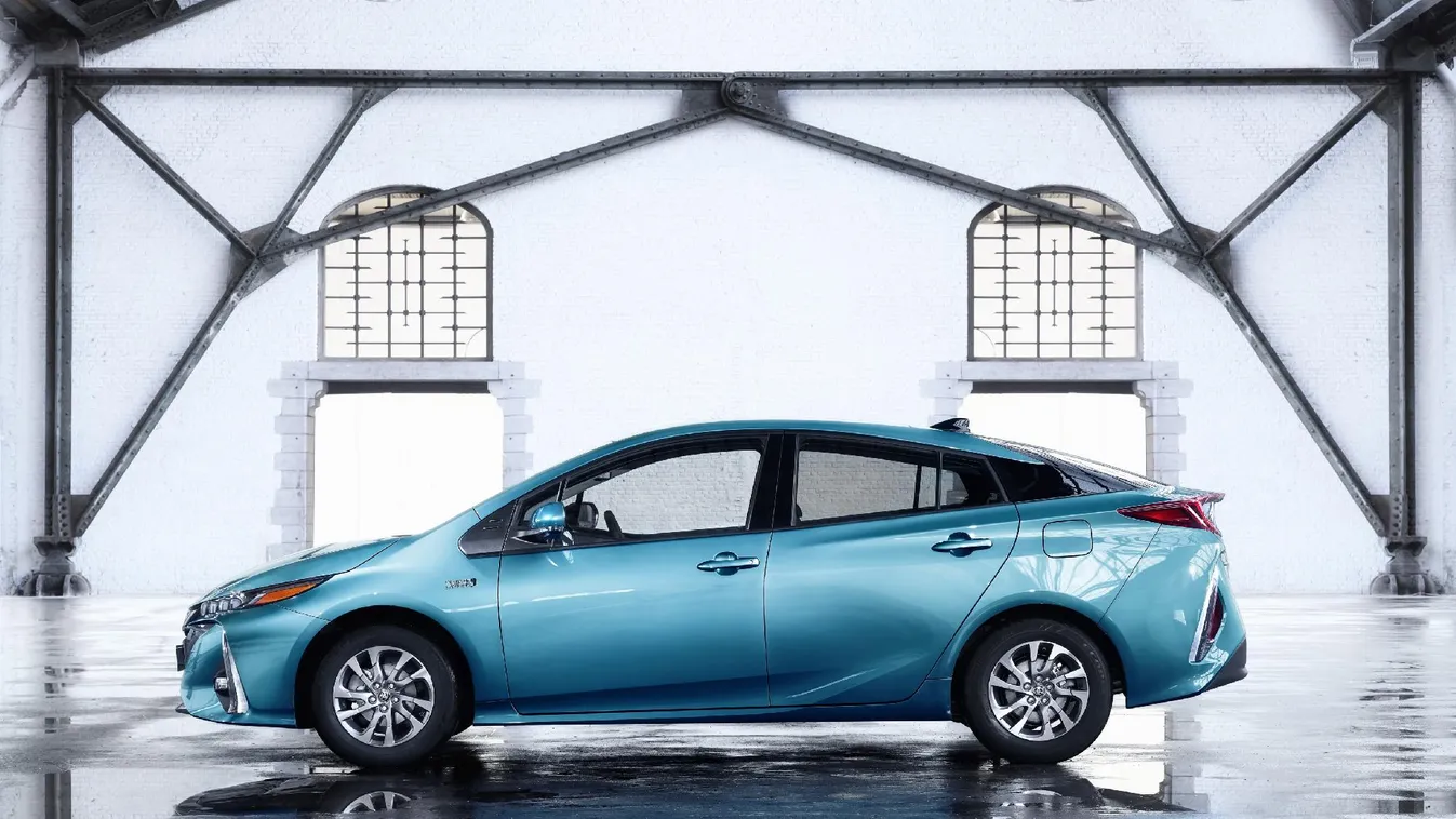 Konnektorról tölthető Toyota Prius – Garázs