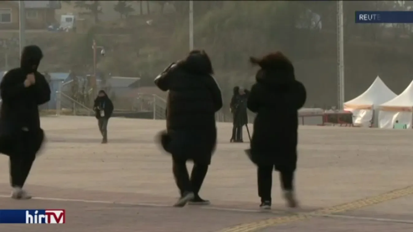 A sátrakat és a nézőket is dobálja a szél az olimpián