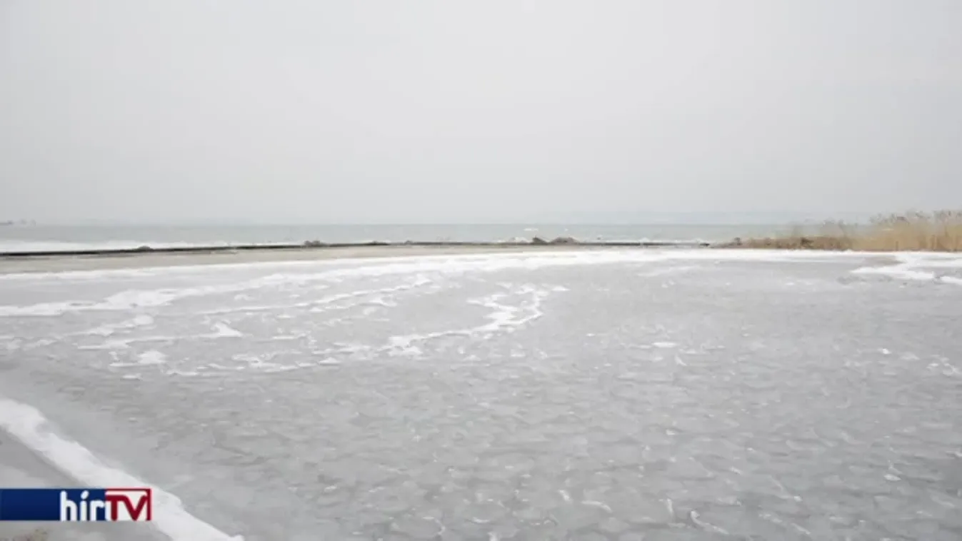 Jégbe borította a viharos szél a Balaton-partot