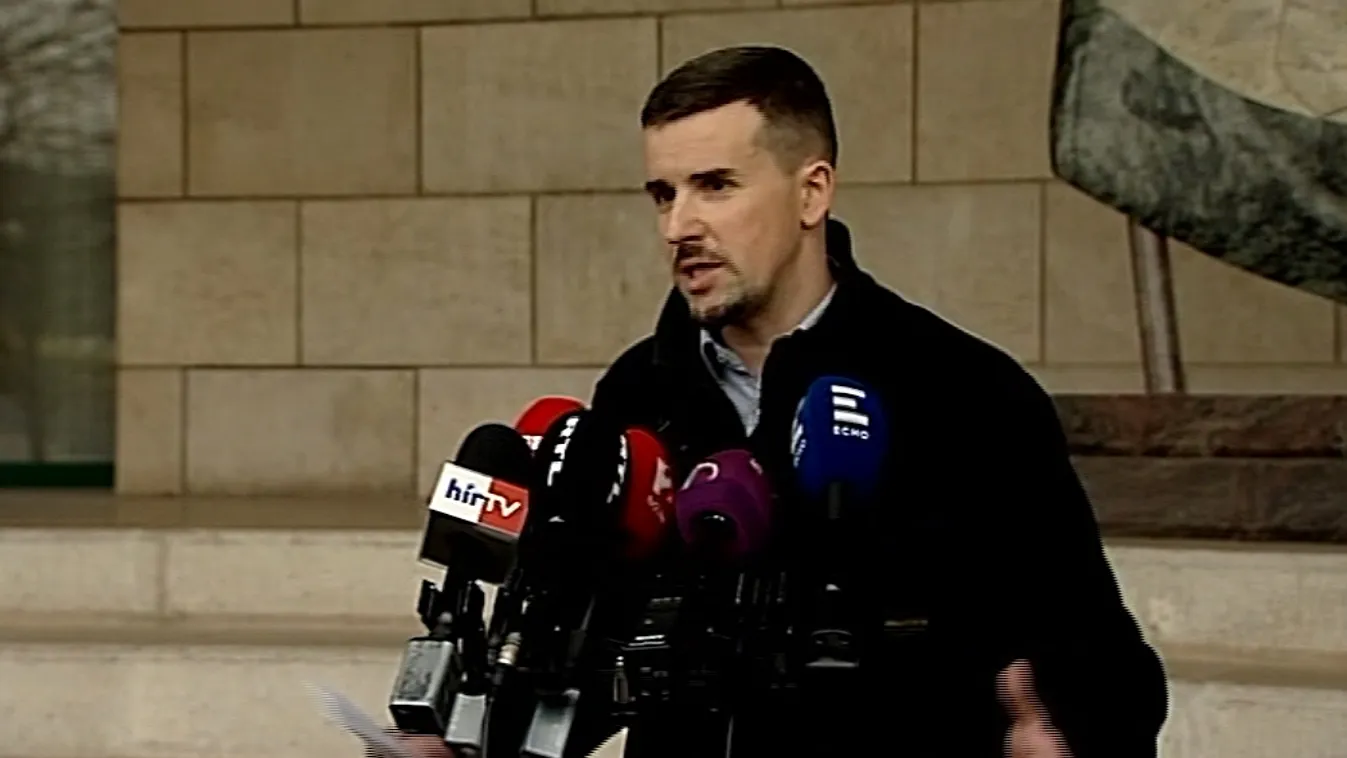 Jobbik: Orbán képletesen átvágta a kerítést és a magyarokat