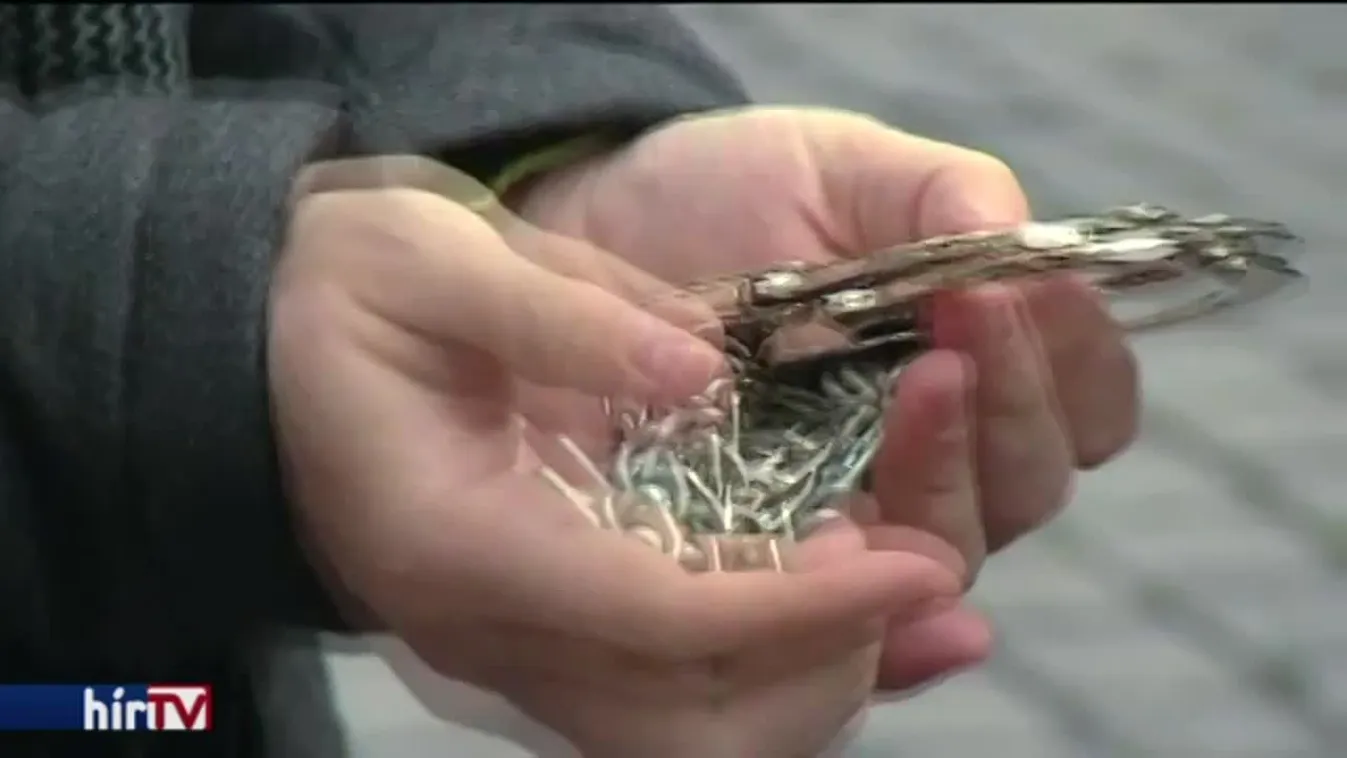 Bilincset és láncot küldtek Polt Péternek