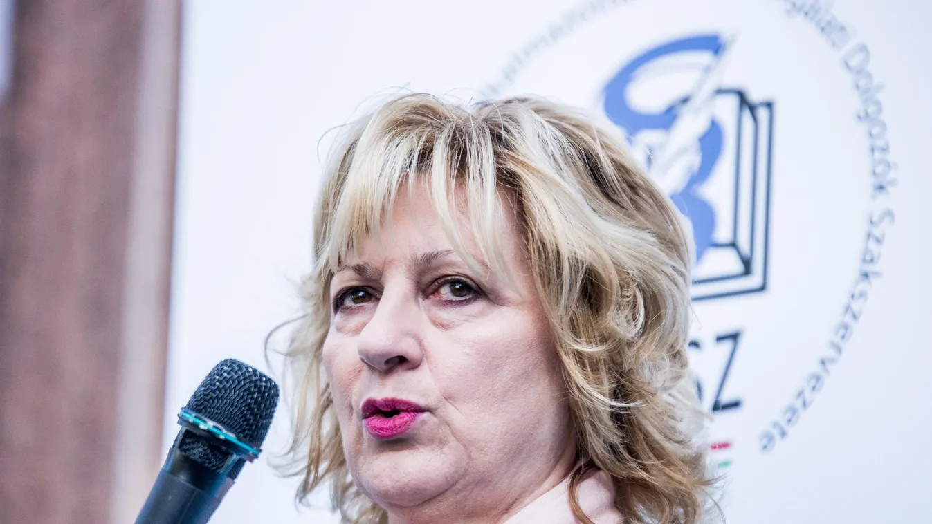 Több ezer köztisztviselő sztrájkol