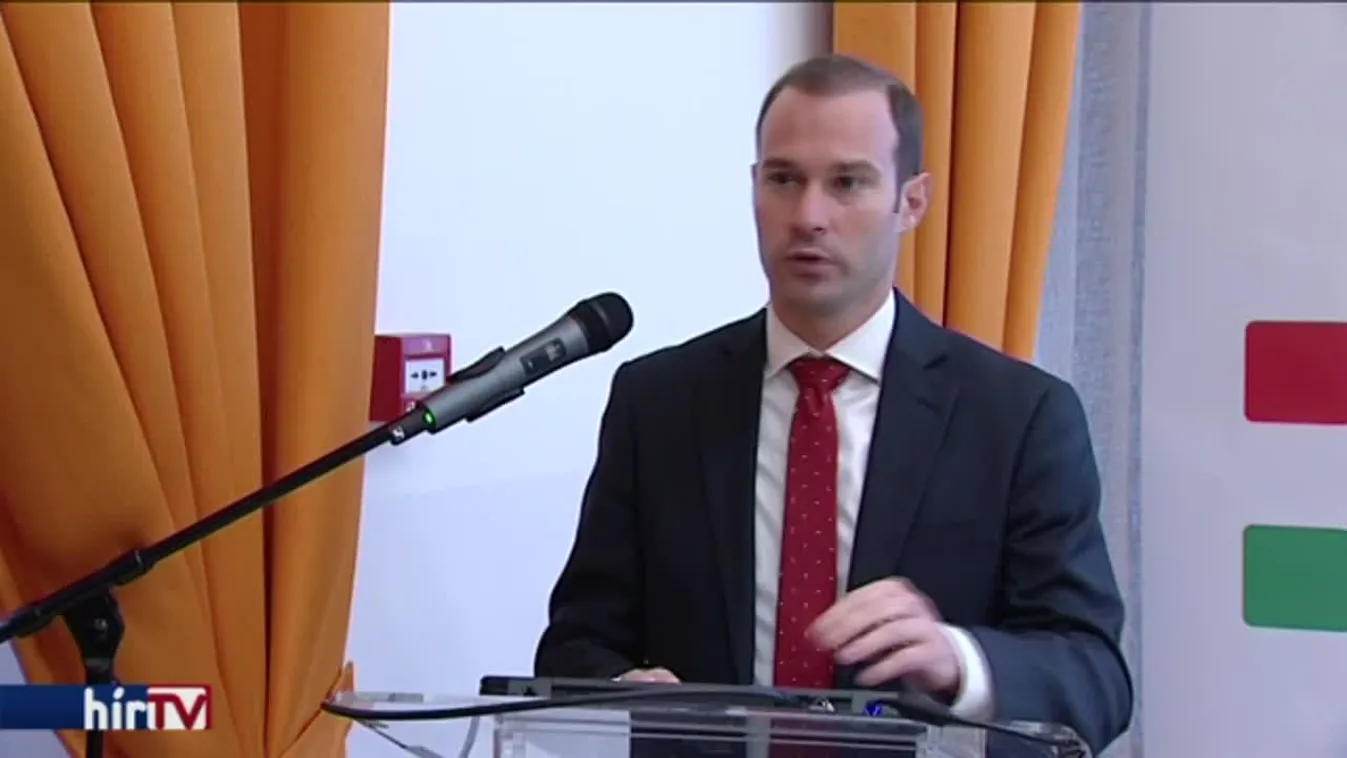 Hollik István az idősek számítógépes képzésének sajtótájékoztatóján kampányolt