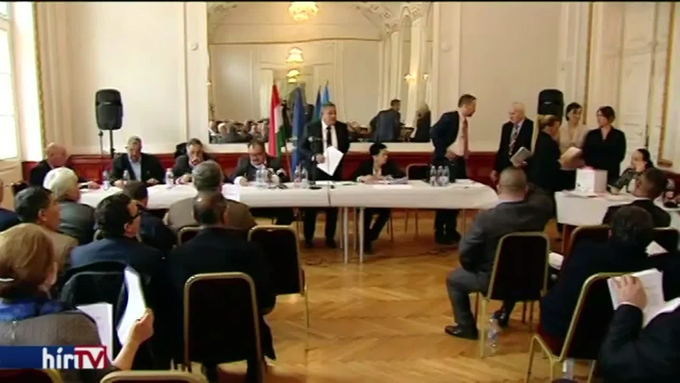 A humántárca elengedi az ORÖ kezét