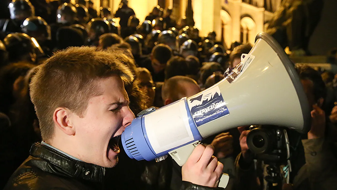 Megtelt a Deák tér, ezrek tüntettek