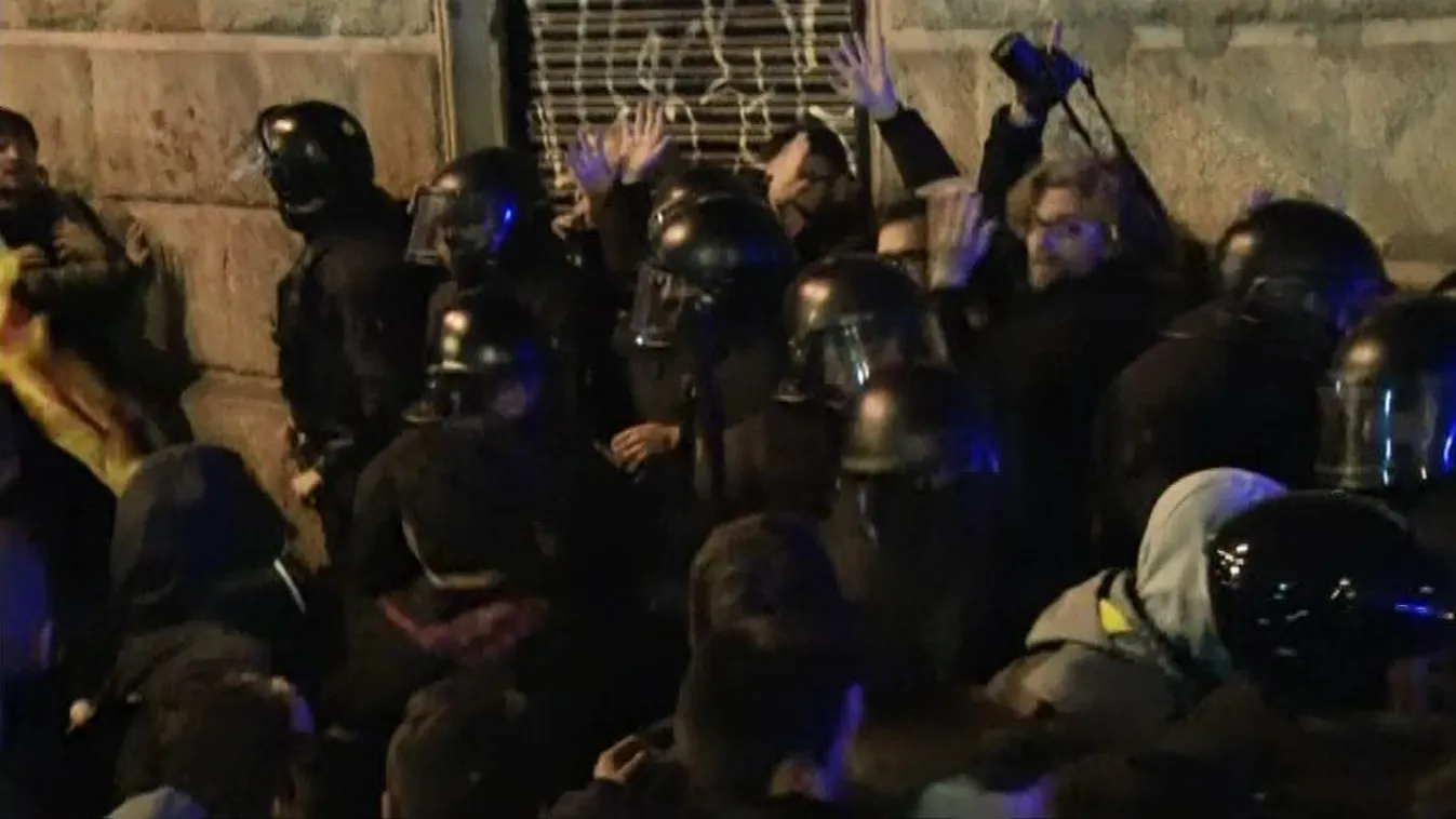 Gumibotokkal oszlattak a rendőrök