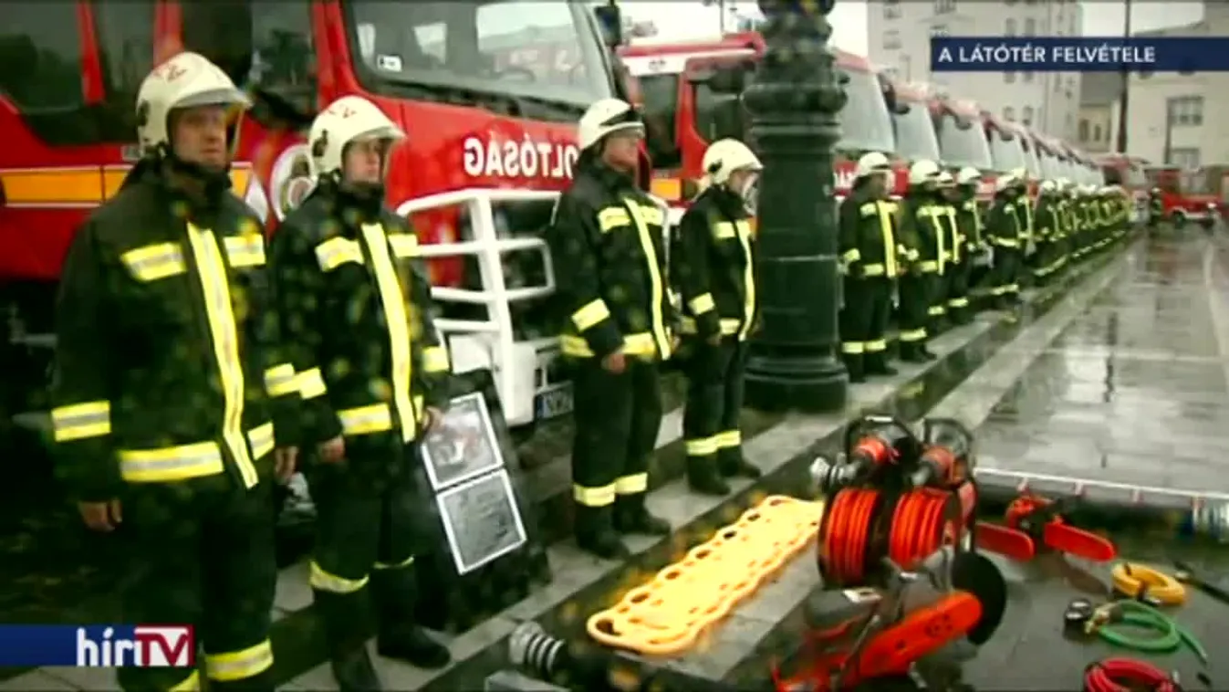 „Ments meg Uram a tűzoltókat ezektől a gépszekerektől!”