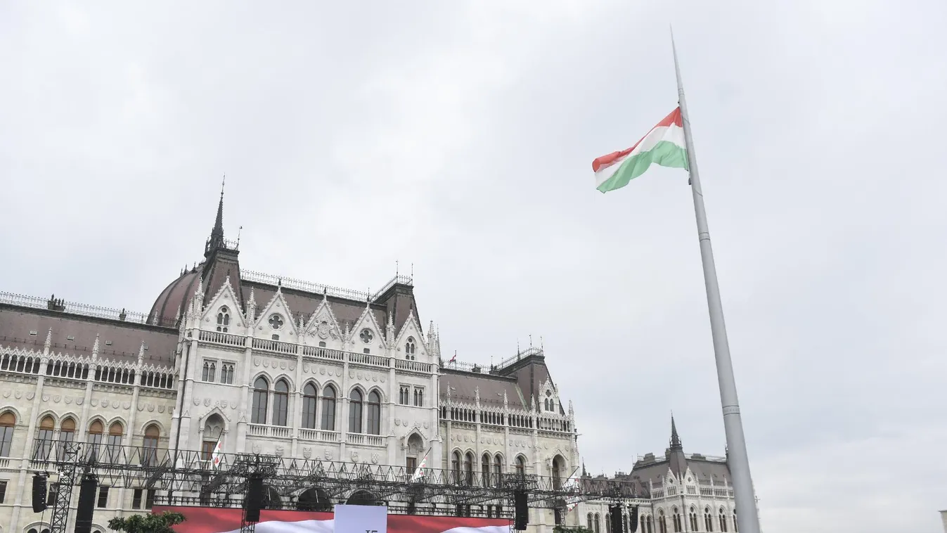 Felvonták az nemzeti lobogót a Kossuth téren