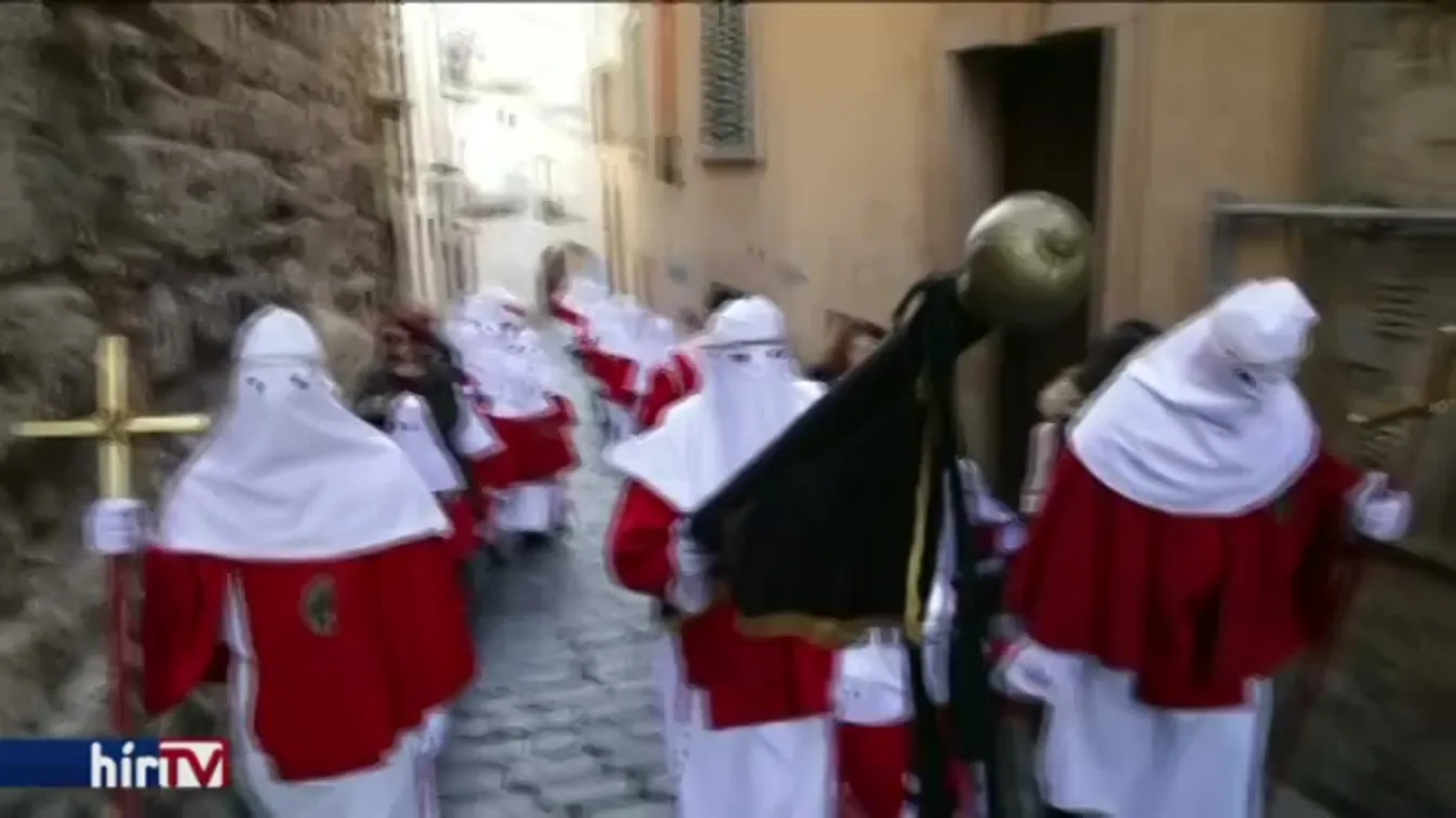 Fehér csuklyások néma tömegei lepték el Enna utcáit