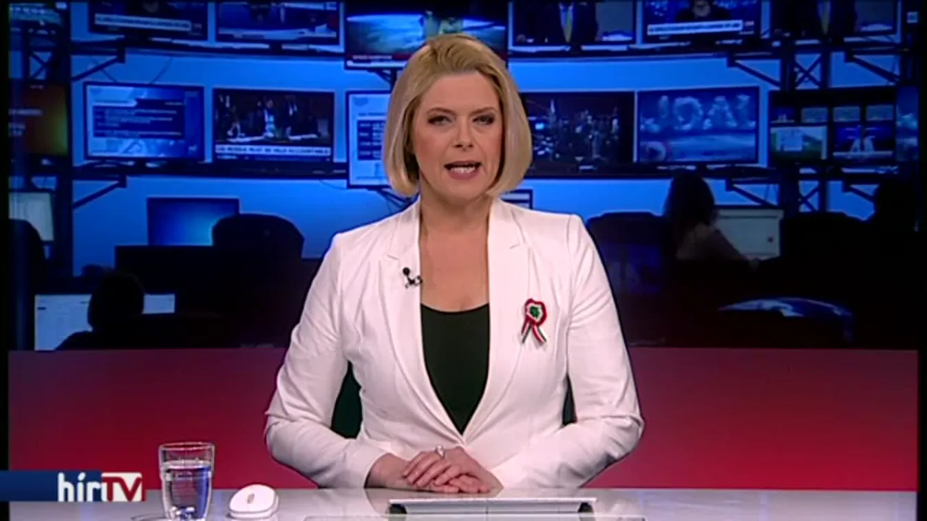 Felvonták az nemzeti lobogót a Kossuth téren