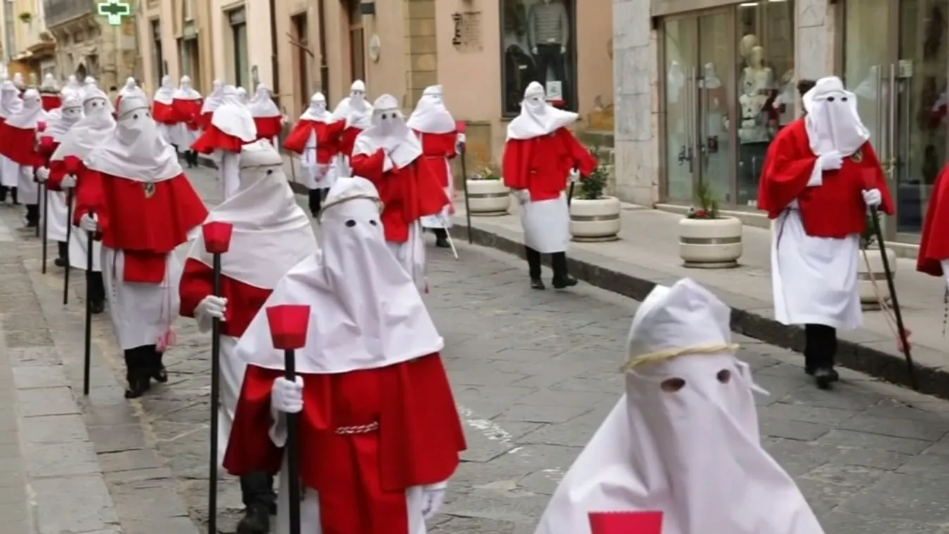 Fehér csuklyások néma tömege lepte el Enna utcáit