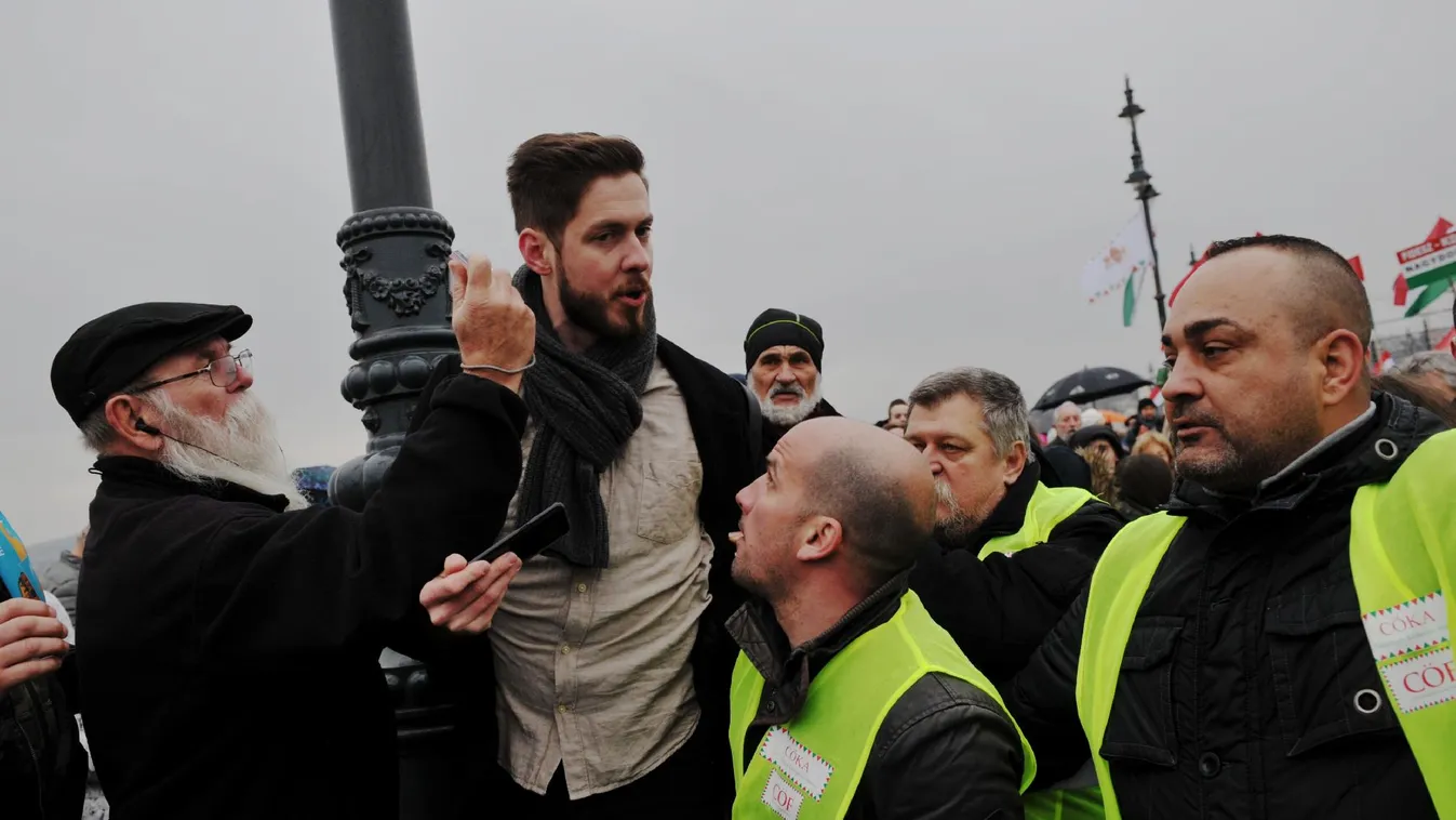 Megütötték a Magyar Nemzet újságíróját a békemeneten