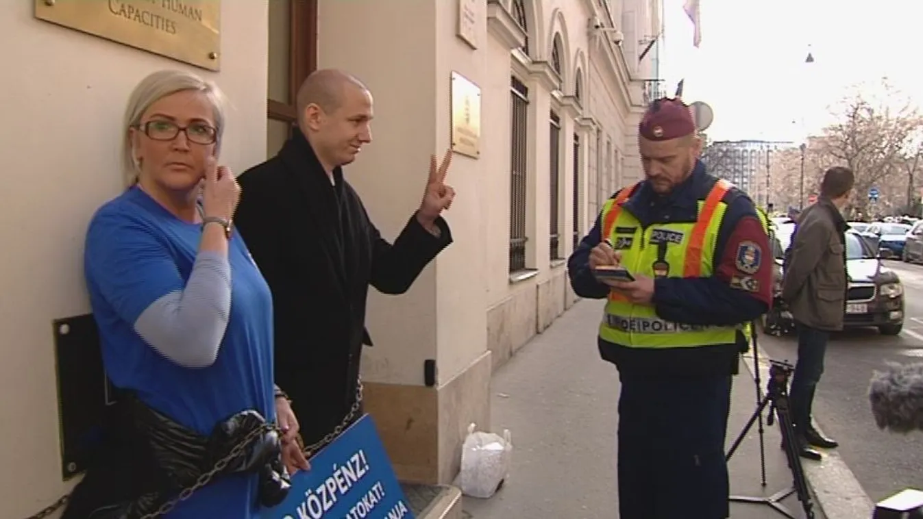Leláncolták magukat a DK-sok