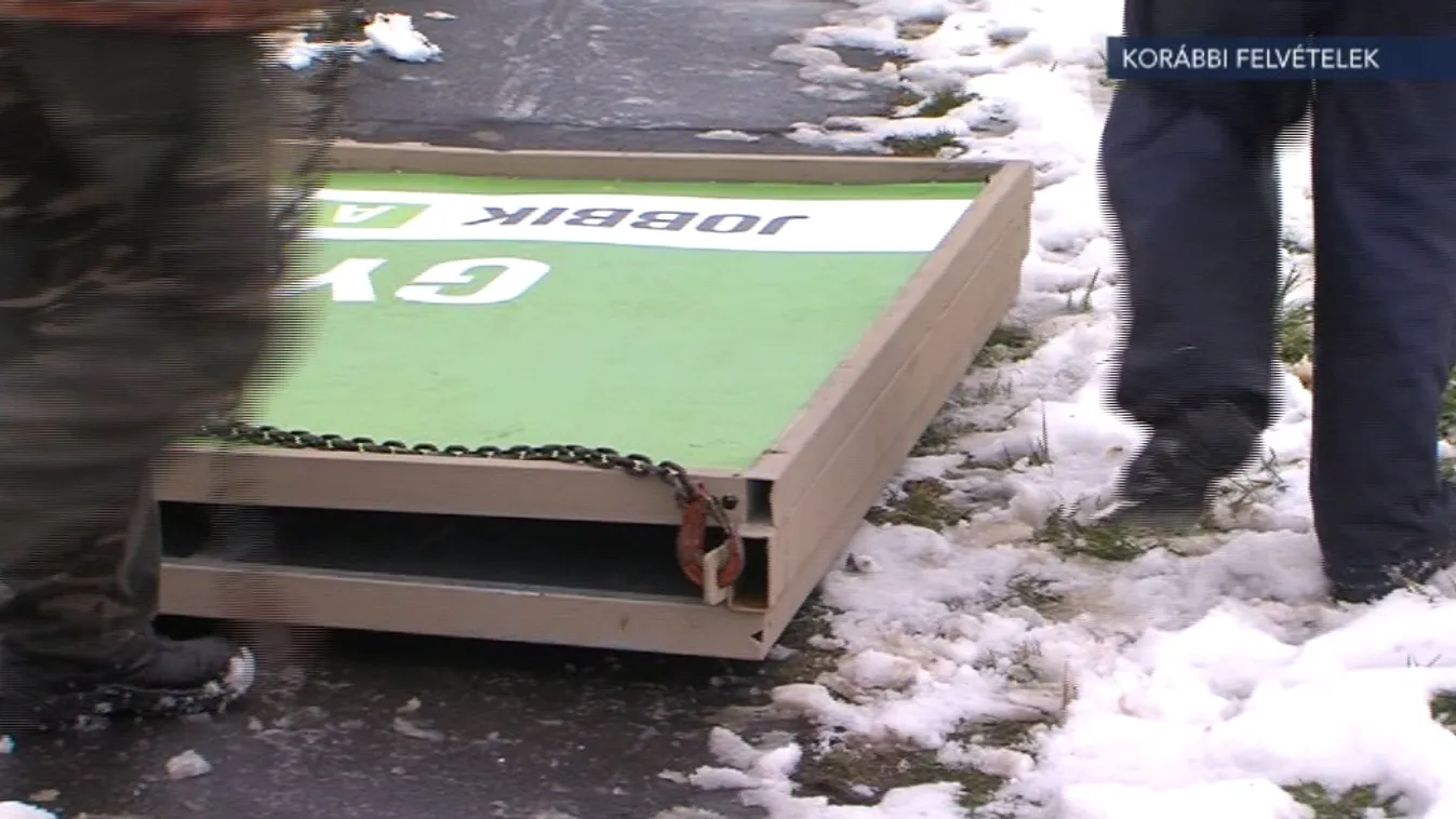 NVB: Jogellenesen távolították el a Jobbik-plakátokat