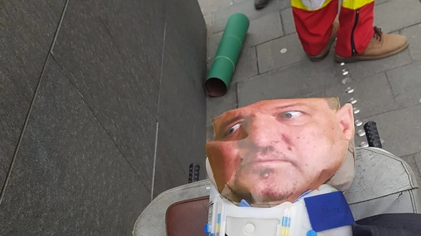 „Németh Szilárdot” hordágyon mentették ki a Parlamentből