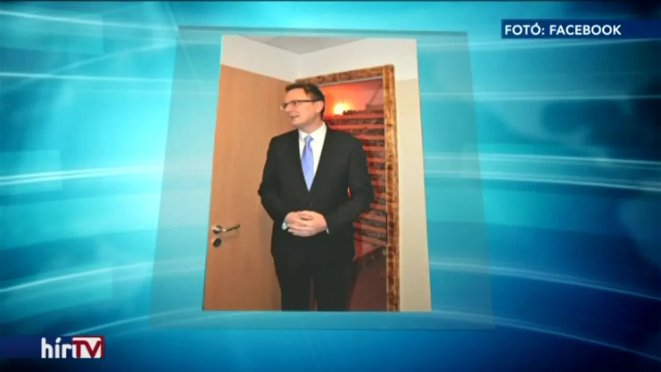 Rétvári Bence is óvodásokkal fotózkodott