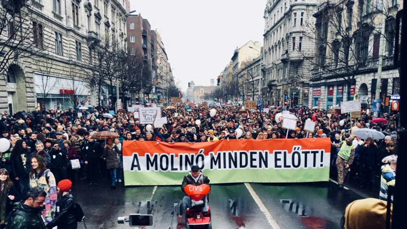 Ezrek vonultak a Kétfarkúék Békemenetén