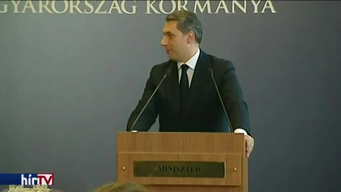 Egy szocialista képviselő zavarta meg Lázár kormányinfóját