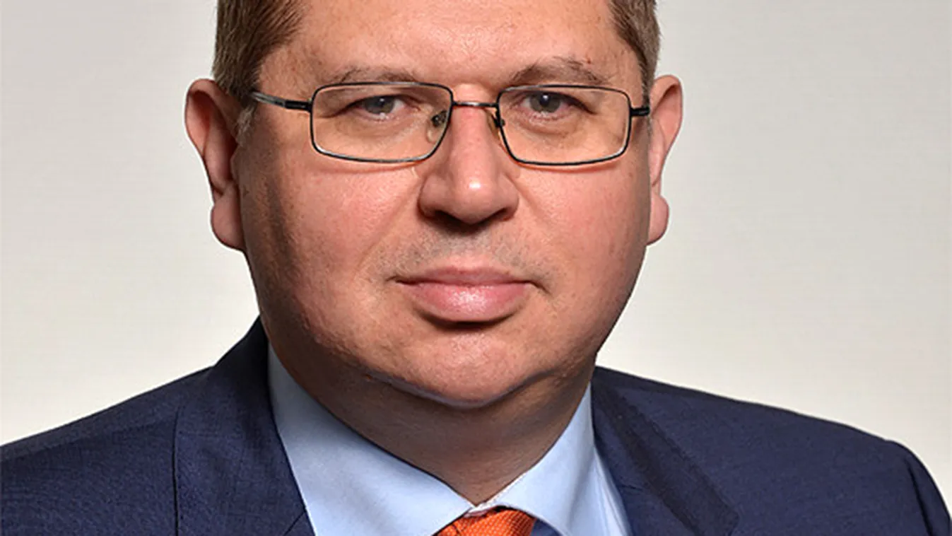 Zongorázva kampányolt a roma szavazóknak Orbán ügyvédje