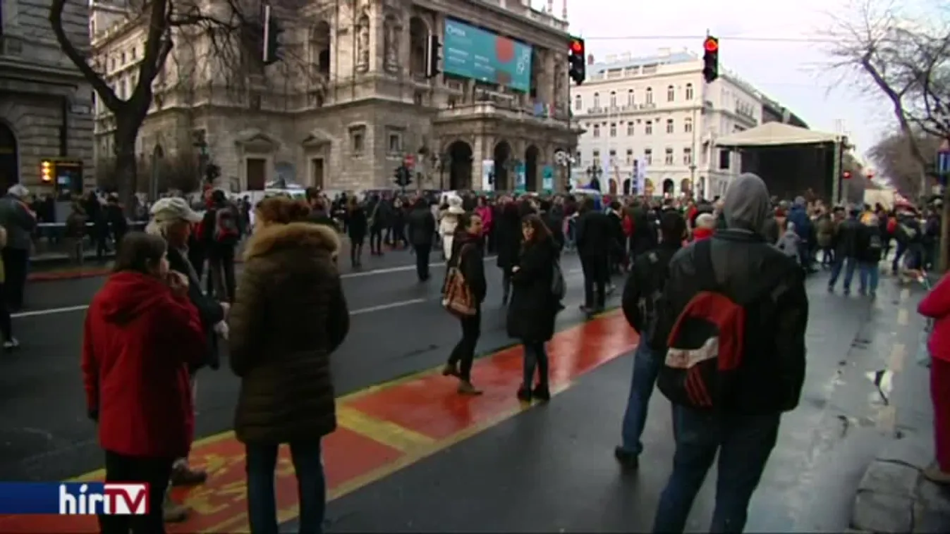 A diákok is ezreket vonzottak az utcára