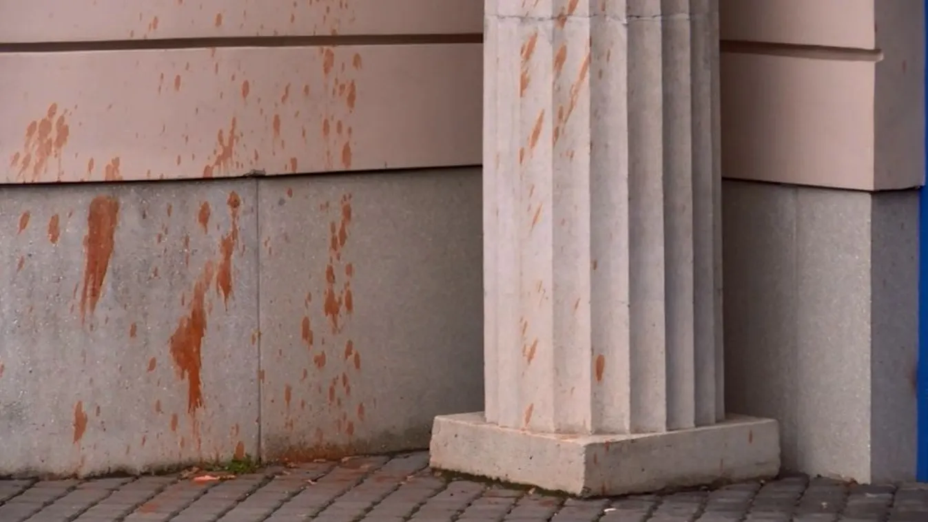 Őrizetben a főügyészség épületét festékkel megdobáló férfi