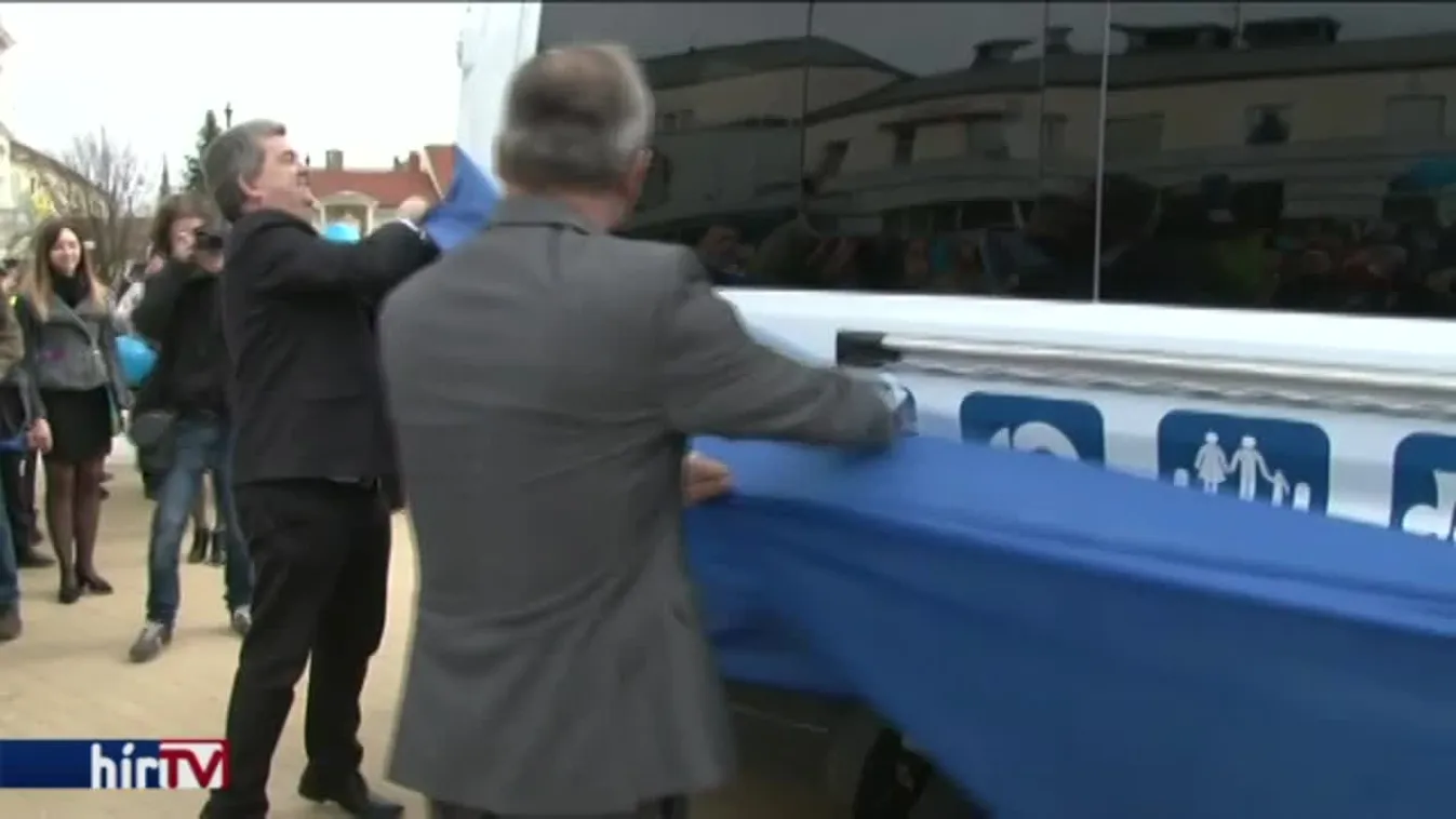 Akadálymentesített busz átadásán is migránsoztak