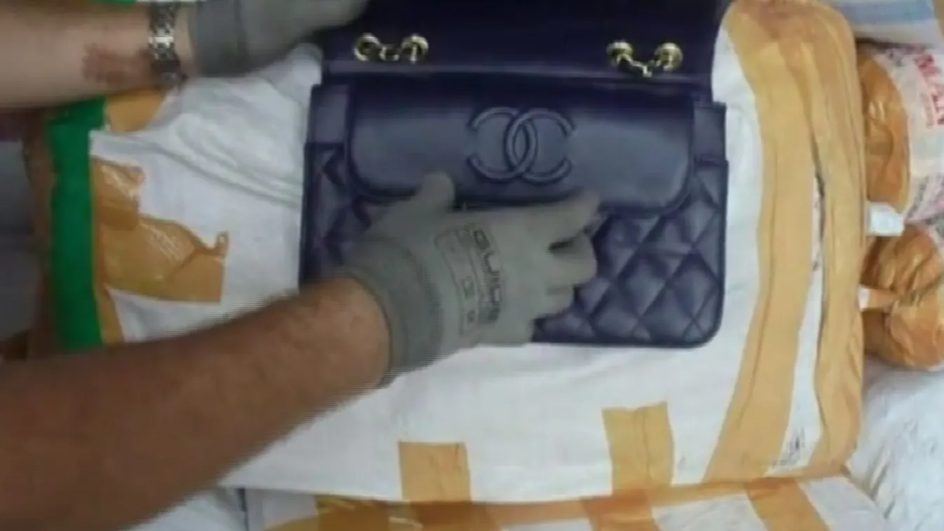 Hamis áruval megpakolt kamionokat kapcsoltak le az M43-ason