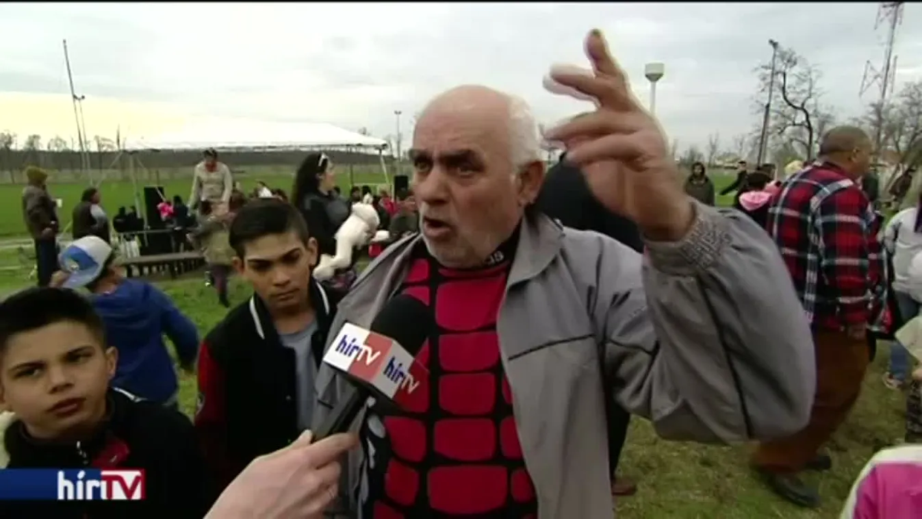 A bulibáró húzta a nótát a birkapörkölt mellé a fideszes ételosztáson