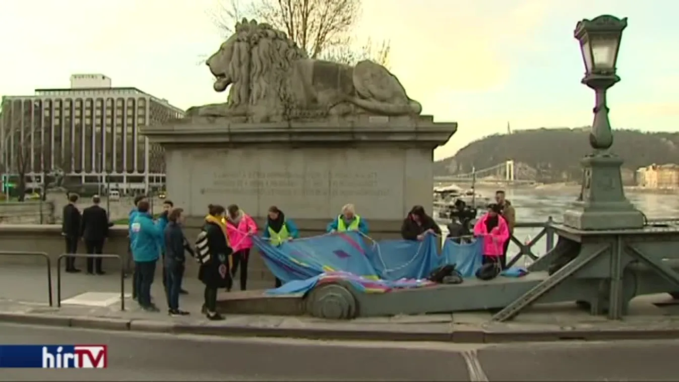 Óriásplakáttal üzent Orbán Viktornak az Együtt