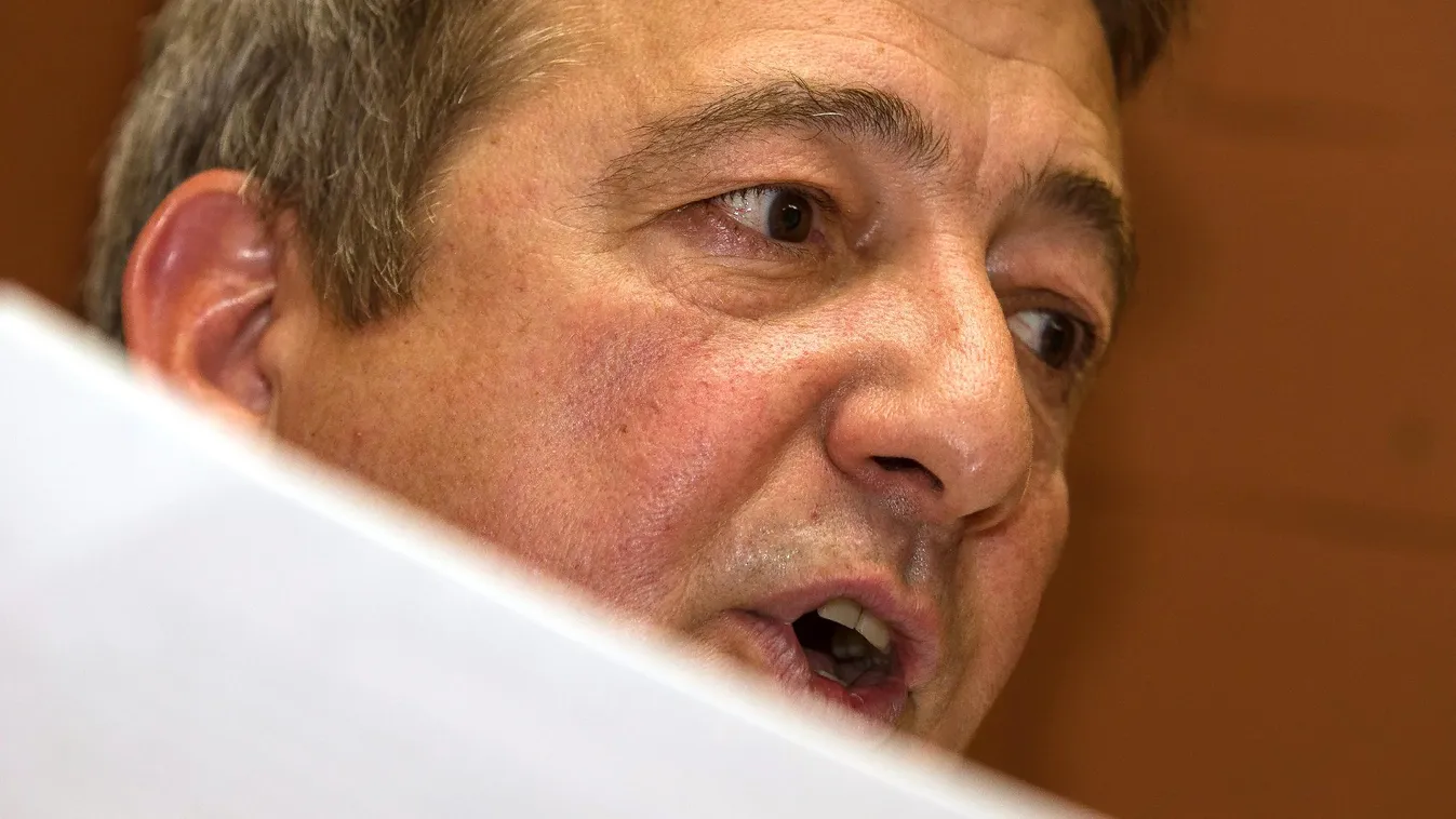 Bayer berágott, mert elítélték a kormánypropagandát