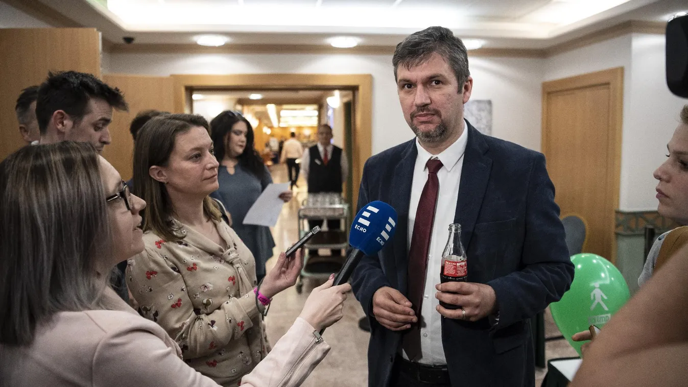 Ne mosolyogj… – Egyenesen