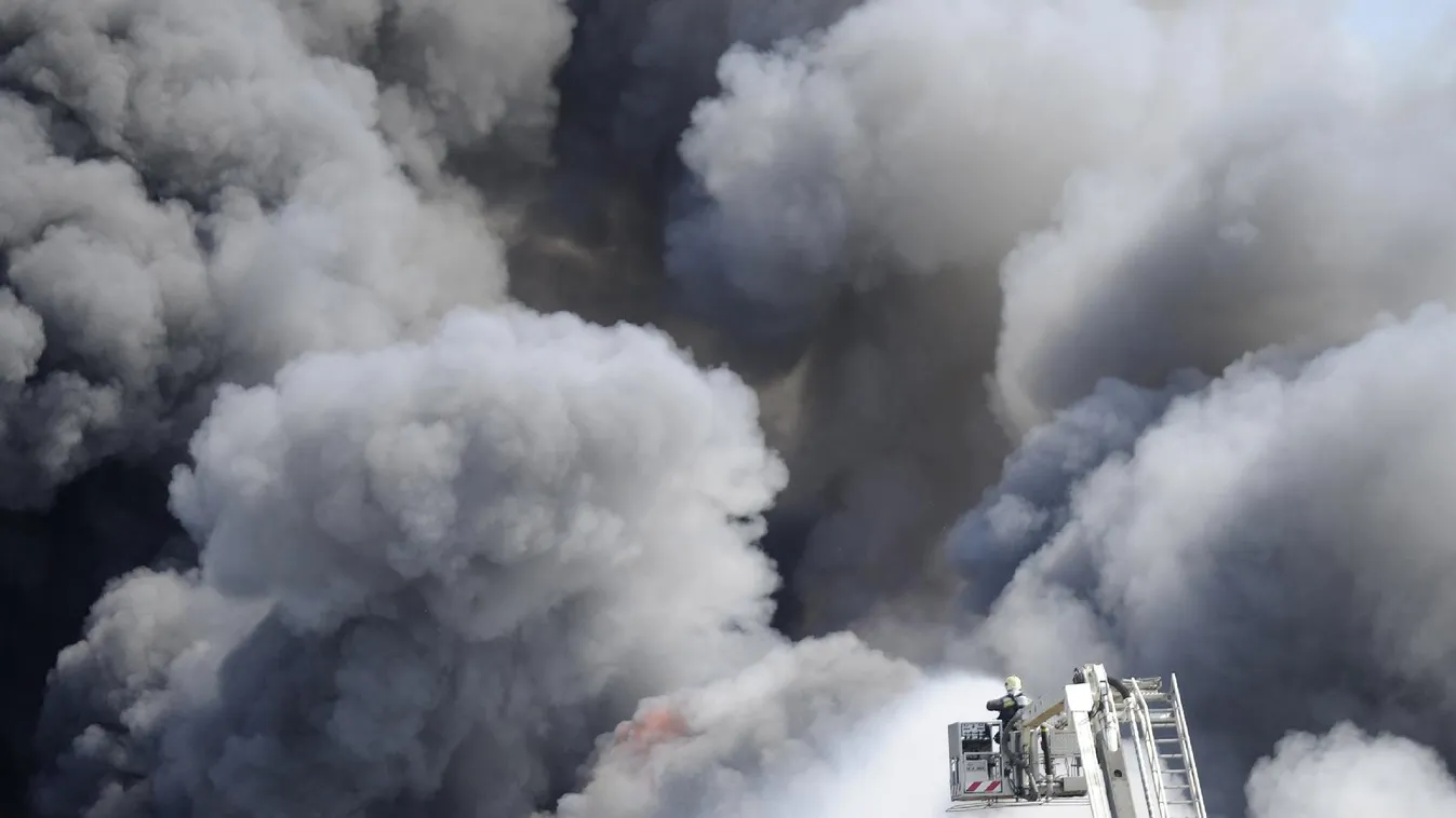 Kigyulladt egy raktár Győrújbaráton