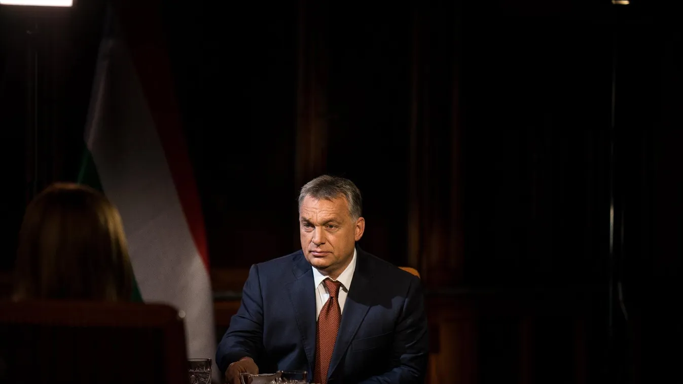 Orbán Viktor kezében a jogar bunkósbottá válik