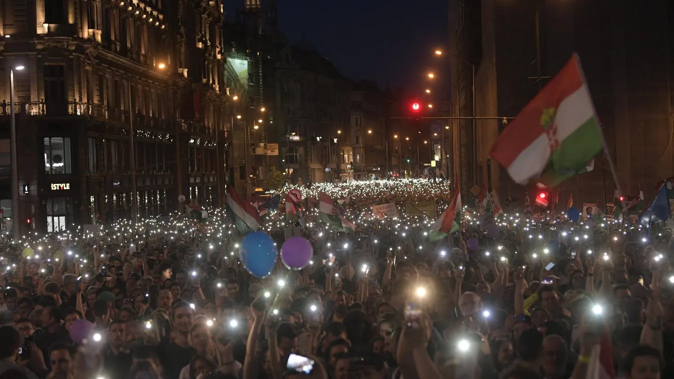 „Magyarország, Magyarország” – a Himnusszal ért véget a tüntetés!