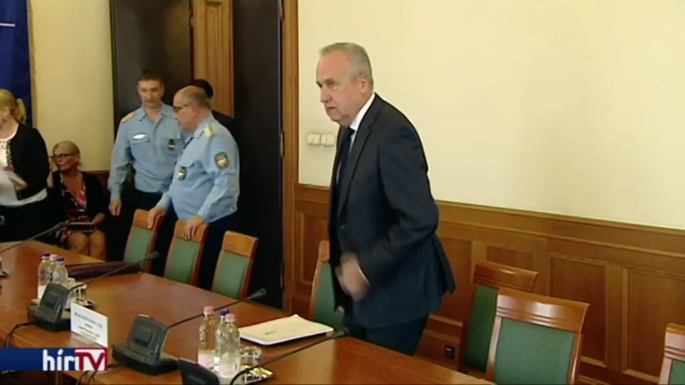 Válaszadás helyett az ellenzéki tüntetőket szidták a kormánypártiak